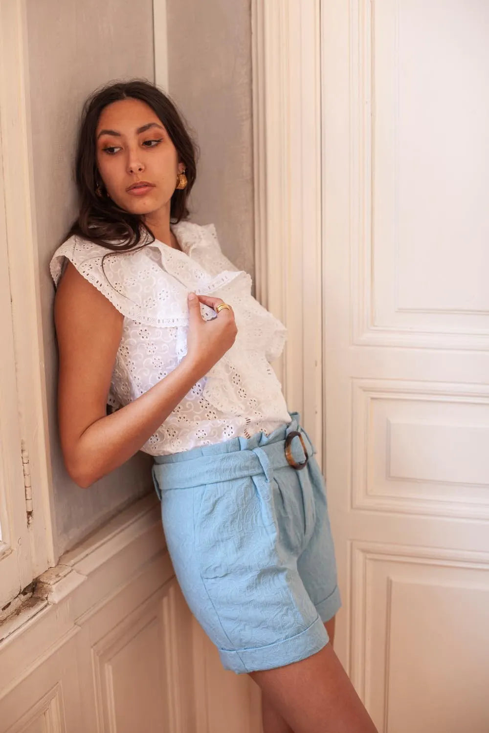 Lässig-elegante Bluse mit Rüschen und Lochstickerei