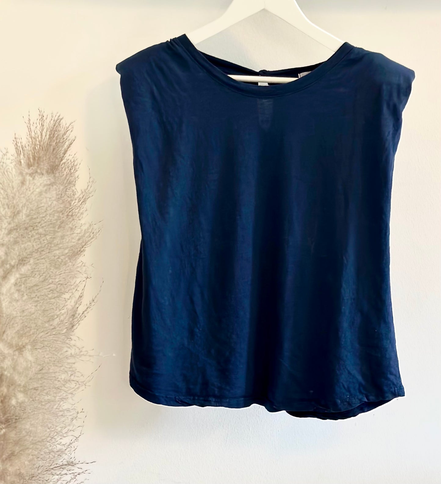 Leichtes Shirt mit Schulterpolstern in 4 Farben