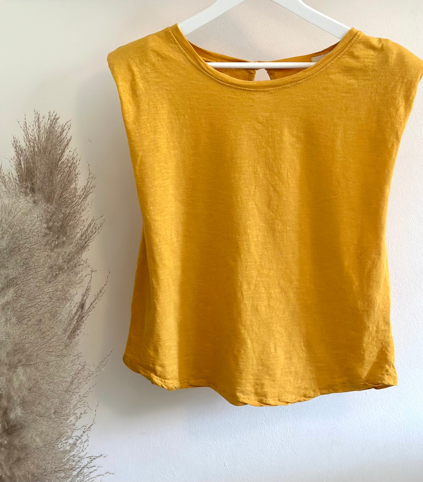 Leichtes Shirt mit Schulterpolstern in 4 Farben