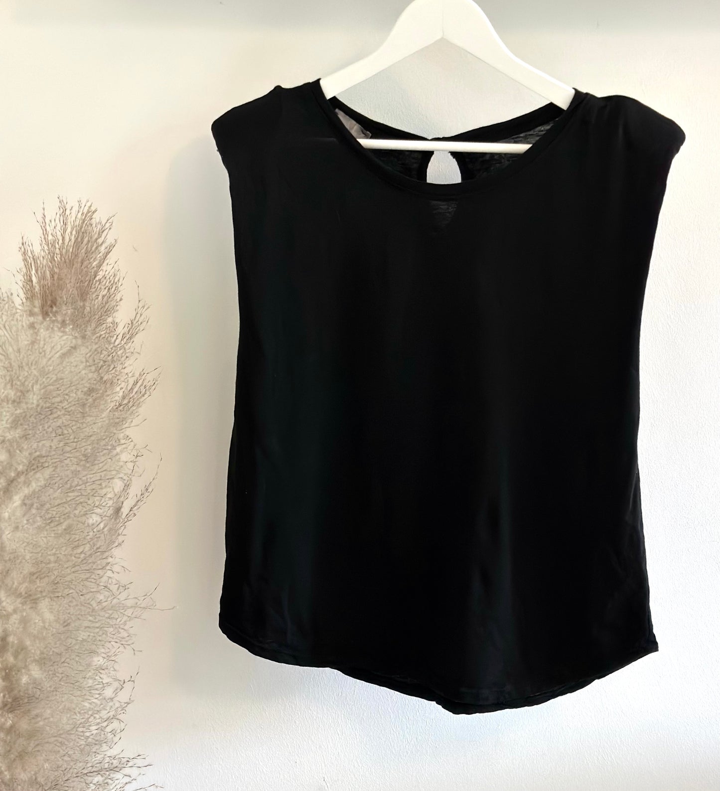 Leichtes Shirt mit Schulterpolstern in 4 Farben