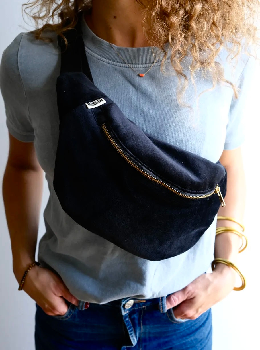 Bauchtasche aus Metz: Schwarzer Samt küsst Gold