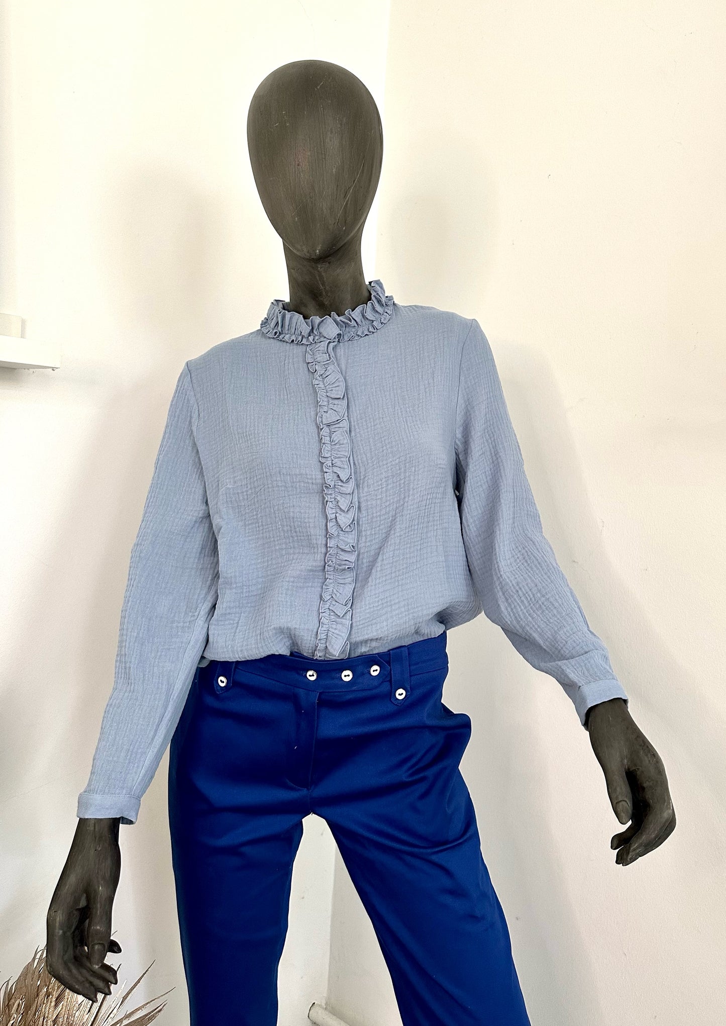 Pastellblaue Bluse mit dezenter Rüsche